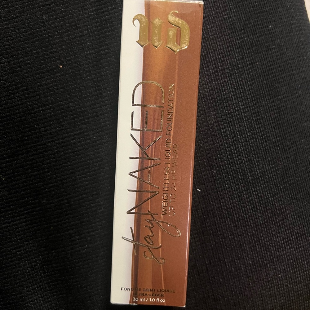 UD Stay Naked Weightless Liquid Foundation